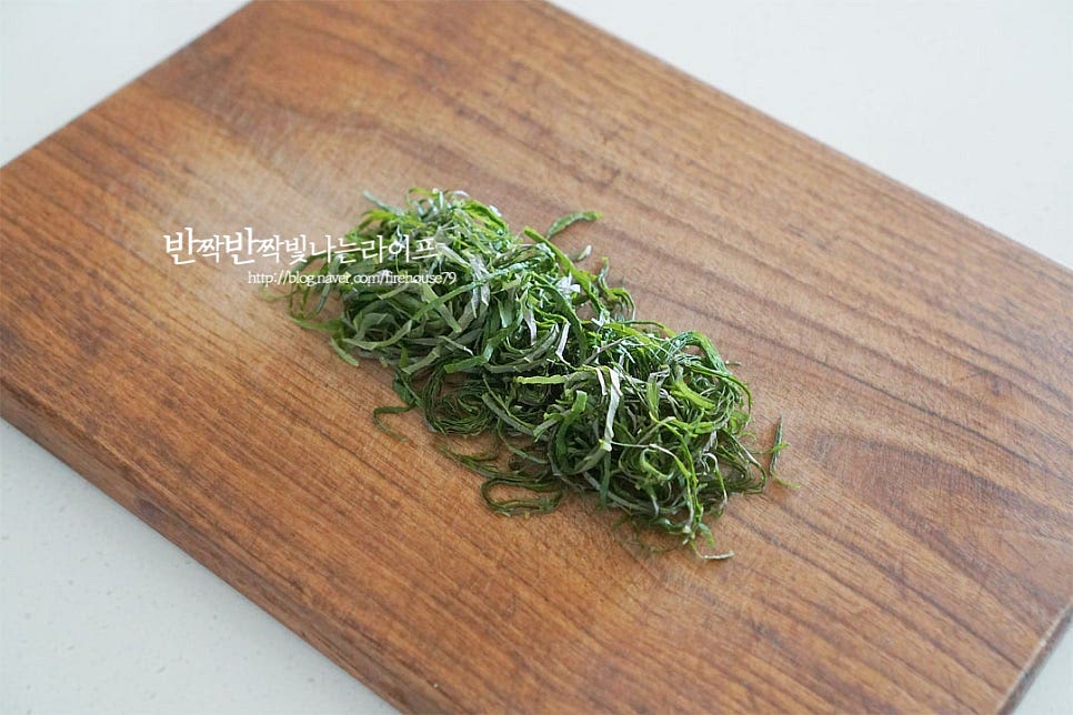 깻잎은 흐르는 물에 씻어 물기를 제거한 뒤 반으로 접어 얇게 채 썰어줍니다. 얇게 썰어주셔야 면과 더 잘 어우러집니다. 깻잎에 들깨가루 1 큰 술을 넣고 버무려요. 구수한 풍미가 아주 좋아요^^