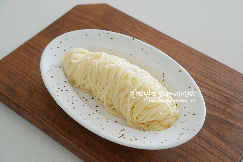 그릇에 면을 돌돌 말아 올려줍니다. 그 위로 깻잎과 낙지젓갈을 올려줍니다. 기호에 따라 들깨가루 1 큰 술 더 추가해 줍니다. 파스타 레시피 과정은 정말 간단해서 누구나 손쉽게 만들 수 있어요. 각각 따로 있을 때보다 조화롭게 어우러졌을 때의 맛이 맛나답니다. 영상도 같이 담았어요. 매콤함과 고소한 재료가 얇은 면과 맛조합이 좋아요. 마치 골뱅이소면 같은 느낌으로 한 끼 식사는 물론 술안주로도 잘 어울리고요. 간단한 낙지젓갈 요리로 만들어 드시기 좋아요. 낙지젓 카펠리니 맛있게 만들어 드세요^^ 끄읕 !