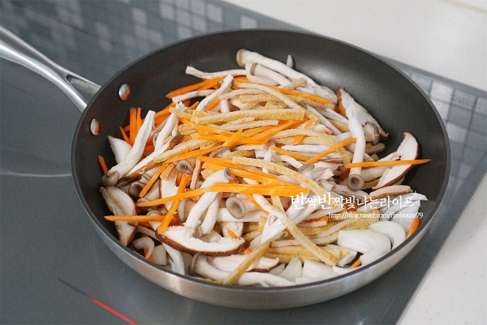 달군 팬에 식용유를 두르고 버섯과 당근, 양파, 어묵을 볶아줍니다. 약간의 소금 간을 해주어 볶아주어요. 3~4분 볶아준 뒤 불린 당면을 넣어줍니다. 당면과 함께 물 6~7 큰 술을 넣어 면을 부드럽게 풀어줍니다. 만들어둔 양념 재료와 파프리카를 넣어줍니다. 파프리카는 오래 볶으면 식감이 물러져 늦게 넣어주었습니다. 간이 어우러지도록 볶아줍니다. 불을 끄고 부추를 넣고 버무려줍니다. 부추는 잔열로 금방 숨이 죽기 때문에 마지막에 넣어 줍니다. 통깨를 넣고 마무리해요. 먹음직스럽게 그릇에 담아줍니다. 어묵이 듬뿍 들어가 어우러지는 맛이 좋으며 원팬 잡채만드는법 이면 간단 손쉽게 만들어 맛볼 수 있어요. 대략 2~3인분 정도의 양이라 한 끼 식사로 즐겨먹기 딱이에요. 영상도 같이 담았어요. 당면은 찬물에 미리 불려주어 불지 않고 탱글하고 갖가지 재료를 넣어 만들어 푸짐하고 맛이 좋아요. 고기 대신 어묵과 버섯을 넣어 맛을 내면 식감과 감칠맛이 풍부하답니다. 호로록호로록 감기는 맛이 있어요. 잡채 황금레시피로 맛있게 즐겨보세요^^ 끄읕 !