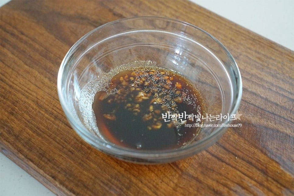 한 번에 볶아 간을 해줄 것이라 미리 간장 양념을 준비해 줍니다. 양조(진) 간장 2½ 큰 술, 황설탕 1 큰 술 다진 마늘 1 작은 술, 참기름 1 큰 술 듬뿍 후추 약간 넣어줍니다. 단맛은 재료와 입맛에 따라 가감해 주시고, 곁들이는 채소나 버섯의 양이 추가된다면 양념재료를 더해주셔야 간이 맞아요.