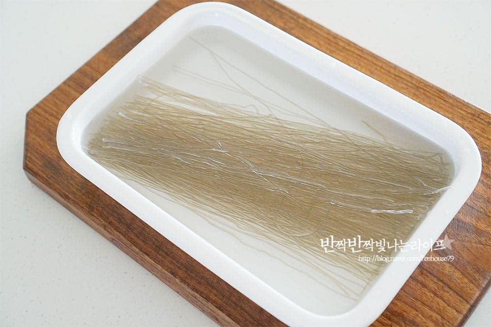 간단 잡채를 만들기 위해 먼저 당면을 불려줍니다. 따로 삶거나 하지 않고 바로 볶기 위해서는 충분히 불려주는 것이 중요한데요. 찬물에서 한 시간 정도 불려주시면 됩니다. 미지근한 물은 당면이 퍼지기 쉬워요. 가운데 심지가 보이지 않으면서 만져보았을 때 휘어지는 정도입니다.