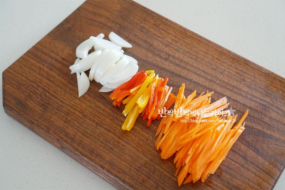 면과 잘 어우러질 수 있도록 나머지 재료는 모두 길게 채를 썰어줍니다. 양파와 당근은 채를 썰고 파프리카도 가운데 심지를 제거한 뒤 채 썰어요. 잡채에 고기 없이 어묵만 들어가도 간단하고 별미인데요. 어묵 역시 얇게 당면과 어우러지도록 얇게 채를 썰고, 부추는 5~6cm 길이로 잘라줍니다. 향이 좋은 표고는 넉넉히 들어가면 고기 대신 식감과 풍미를 더해줍니다. 표고는 밑동을 자르고 채 썰고, 느타리버섯은 밑동을 자르고 찢어줍니다.