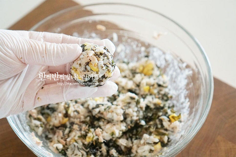 주먹밥 모양은 먹기 좋게 만들어주면 되는데요. 기본적인 한 입 크기의 공 모양으로 만들었는데 세모나게 만들어도 좋아요. 한입에 들어가는 크기로 만들면 하나씩 집어먹기에 좋습니다. 먹음직스럽게 담은 뒤 그대로 먹어도 맛있지만 슬라이스치즈를 모양내어 올려주면 색감도 좋고 맛도 좋습니다. 간단하게 요리할 수 있어 바쁜 아침 식사로 먹기에도 좋고 간식이나 도시락 메뉴로도 잘 어울려요. 아이들이 좋아하는 재료 조합이라 즐겨 만들어 먹기에도 좋답니다. 영상도 같이 담았어요. 참치마요 소스를 만들어 단무지와 밥, 김자반을 넣고 버무려 줍니다. 참기름과 깨소금으로 고소하게, 치즈로 진한 맛을 더해주면 초간단 주먹밥 레시피 완성입니다. 참치마요주먹밥 만들기 간단한 레시피로 고소하고 든든하게 요리해드세요. 끄읕 !