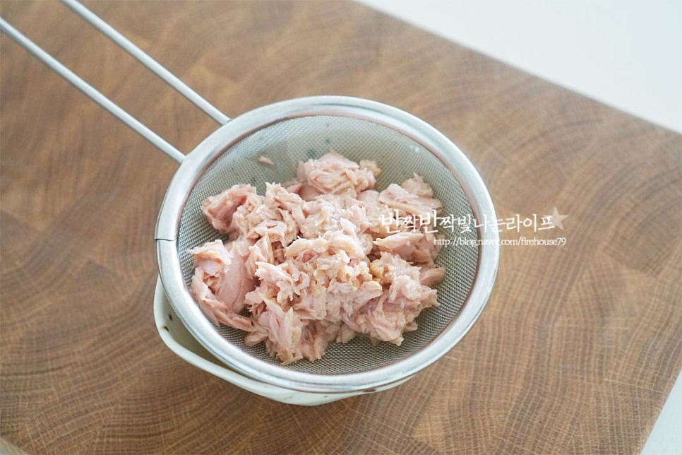 캔에 든 참치는 체에 밭쳐 기름을 제거해 줍니다. 기름을 빼주면 질척이지 않고 고소하게 주먹밥과 어우러집니다. 작은 크기 1캔이면 밥 한 공기와 딱 어울려요. 단무지는 오독하게 먹는 식감이 좋은 꼬들 단무지로 준비했습니다. 적당히 수분을 제거해 준 뒤 다른 재료들이 어우러질 수 있도록 잘게 썰어 준비해 줍니다. 가위로 잘라주면 보다 간편해요. 전제적으로 들어가는 재료의 입자가 작아야 볶음밥처럼 조화롭게 어우러져 뭉쳐집니다. 고소한 풍미를 더해주는 팁으로 볶은 깨를 빻아서 넣어줍니다. 적당히 갈아서 넣어주면 톡톡 터지는 식감과 고소함이 깊어요. 김자반도 적당히 준비해요. 주먹밥 만들 때 조미김을 잘라서 넣거나 김가루, 후리가케와 같은 재료를 넣어 만드는데요. 달콤 짭조름하게 간이 된 고소한 김자반을 넣으면 감칠맛이 조화롭게 어우러진답니다.