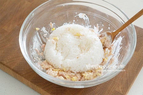 밥을 넣고 섞어줍니다. 덩어리지지 않도록 고슬고슬하게 저어 버무려요. 김자반과 참기름 1/2 큰 술 깨소금 1 큰 술을 넣어줍니다. 먼저 참치주먹밥을 버무린 뒤 고소한 향미를 살리기 위해 나머지 재료로 마지막 풍미를 올려줍니다. 골고루 섞이도록 버무려줍니다.