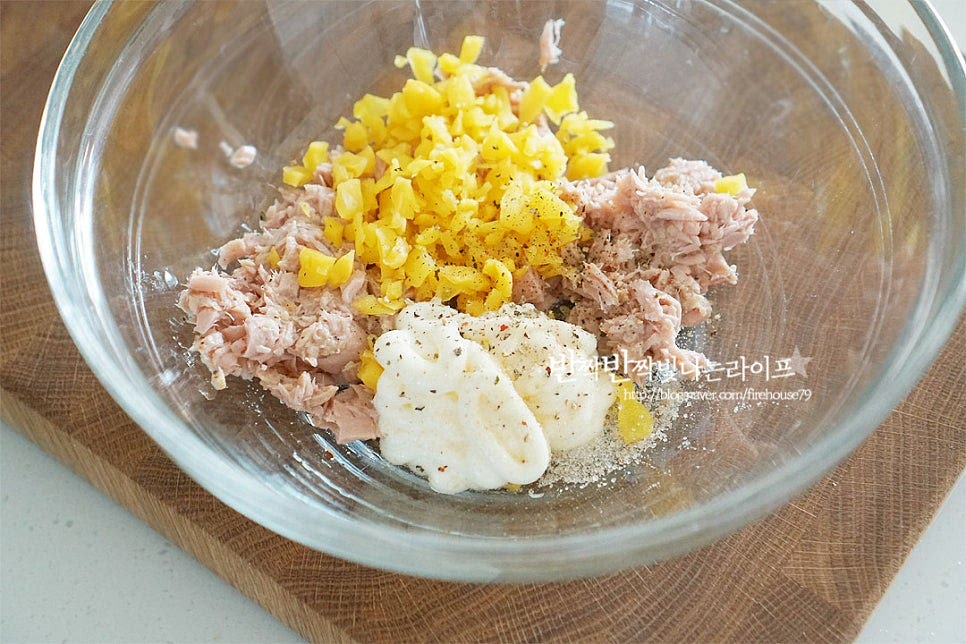 넉넉한 크기의 볼에 기름을 뺀 참치와 단무지를 넣고 마요네즈 2 큰 술 듬뿍, 황설탕 한 꼬집 소금, 후추 약간 뿌려줍니다. 간에 따라 소금은 생략해 주고, 설탕을 아주 조금 넣어주면 감칠맛을 더해줍니다. 조금 매콤하게 먹고 싶다면 청양고추를 다져 넣거나 고추냉이를 조금 넣어도 좋습니다. 재료가 어우러지도록 잘 버무려 섞어줍니다.