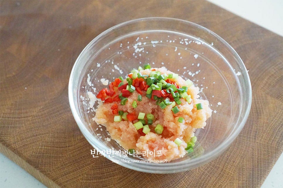 고소한 풍미를 더해주는 몇 가지 재료를 넣어줍니다. 먼저 명란에 잘게 썬 채소를 넣고요. 고춧가루 2/3 작은 술, 간 마늘 1 작은 술 참기름 1 큰 술, 깨소금 1/2 큰 술 넣어줍니다. 고춧가루는 매운맛에 따라 넣거나 생략 가능해요. 참기름은 조금 넉넉하게 넣으면 고소한 향미를 더해 더욱 맛있어요. 간단하게 한 입 크기로 숭덩숭덩 잘라 참기름에만 버무려도 맛있답니다. 재료가 어우러지도록 무쳐줍니다.