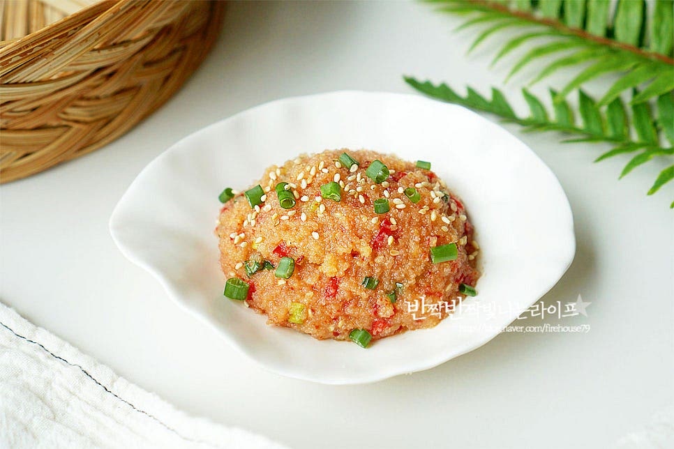 통깨 조금 뿌려 완성합니다. 명란젓은 그대로 먹어도 맛있는 요리이지만 몇 가지 양념을 더하면 더 고소하고 풍부한 맛을 느낄 수 있어요. 영상도 같이 담았어요. 짭조름한게 먹을수록 감칠맛이 깊어 밥이나 누룽지랑 먹어도 잘 어울리고 구운 김에 싸서 먹어도 맛있어요. 입맛 돋우는 반찬으로 간단하게 만들어 먹음 밥 한 그릇 뚝딱입니다. 맛있게 요리해드세요. 끄읕 !