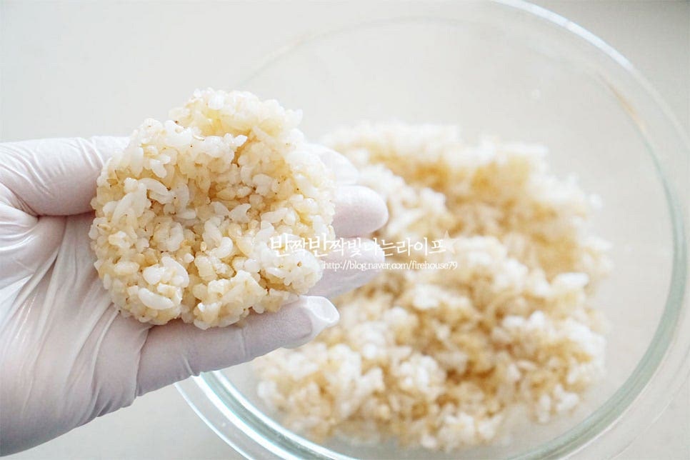 양념한 밥을 동글 납작하게 빚어줍니다. 가운데 부분을 움푹하게 누른 뒤 그 안으로 명란마요를 적당하게 넣고 동그랗게 주먹밥을 만듭니다. 이대로 먹어도 맛있지만 만들어둔 감태가루에 겉을 굴려줍니다. 결대로 동그랗게 감태주먹밥을 완성합니다.