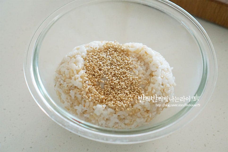 넉넉한 크기의 볼에 밥을 넣고 참기름 1/2 큰 술, 깨소금을 넣고 섞어줍니다. 명란마요와 감태가 간이 되어있어 밥에는 따로 소금 간을 하지 않았습니다.