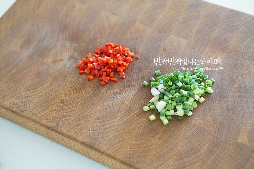식감과 색감을 더해주는 고추와 쪽파를 준비했어요. 쪽파 대신 실파나 대파도 좋아요. 고추는 매운맛에 따라 청양고추도 좋으며 깔끔한 맛을 위해 씨와 속을 제거한 뒤 잘게 썰었습니다. 쪽파도 송송 썰어주세요.