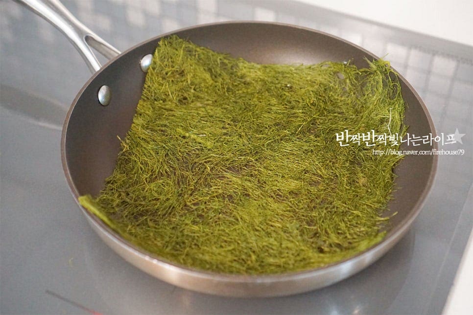 감태는 김과 비슷하게 생겼는데 식감과 풍미에서 바다향이 더 진합니다. 마른 팬을 예열한 뒤 앞뒤로 수분을 날려 구워줍니다. 타지 않도록 불을 조절해 구워주세요. 구운 감태는 굽는 과정은 생략가능합니다. 한 김 식힌 뒤 손으로 살짝 찢어줍니다. 결대로 찢어지면서 감태가루가 만들어집니다.