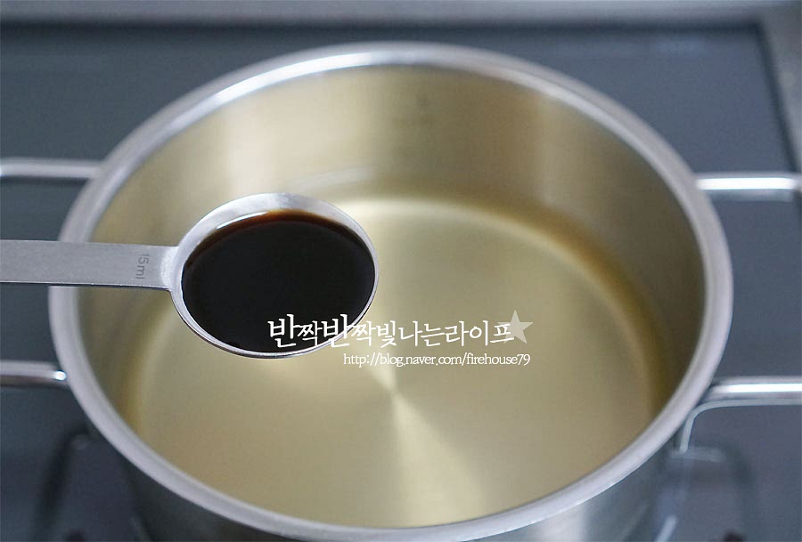 매운 소스를 만들어줍니다. 우린 육수에 국간장 2T, 참치액 1T 고춧가루 2T, 고추장 1T, 다진 마늘 0.5T 설탕 1T, 조청 1.5T를 넣어 풀어주어요. 양념을 푼 육수가 끓으면 어묵꼬치와 유부주머니를 넣고 끓여요. 중간중간 양념을 끼얹어주면 맛있게 스며들어요. 삶은 계란을 넣고 국물이 자작해질 정도로 조려주면 완성입니다. 빨간 국물에 자작하게 조려진 꼬치는 하나씩 집어먹기도 좋아요. 간식으로 먹기도 좋지만 소주 한잔 술안주로도 찰떡이에요. 레시피 영상을 보면 조금 더 쉽게 따라 만드실 수 있어요. 담백한 어묵탕과는 다른 매력이 있어요. 매운맛 나는 게 바람이 차가운 날 잘 어울려요. 떡을 같이 넣어도 맛있는데 없어서 냉동실에 넣어두었던 유부주머니와 달걀을 같이 곁들였는데 유부가 국물도 맛있게 해주고 소스가 스며들어서 정말 맛있었어요. 빨간어묵 만들기 정말 간단하죠. 다시팩으로 육수 우린 다음 매운 양념 풀어서 조려주면 된답니다. 기호에 따라 다른 토핑을 추가하면 더 맛있게 즐길 수 있는 빨간오뎅 레시피 랍니다. 뜨거울 때 호호 불어먹는 재미 가득입니다. 끄읕 ! 어묵탕 만드는 법도 같이 참고해 주세요.