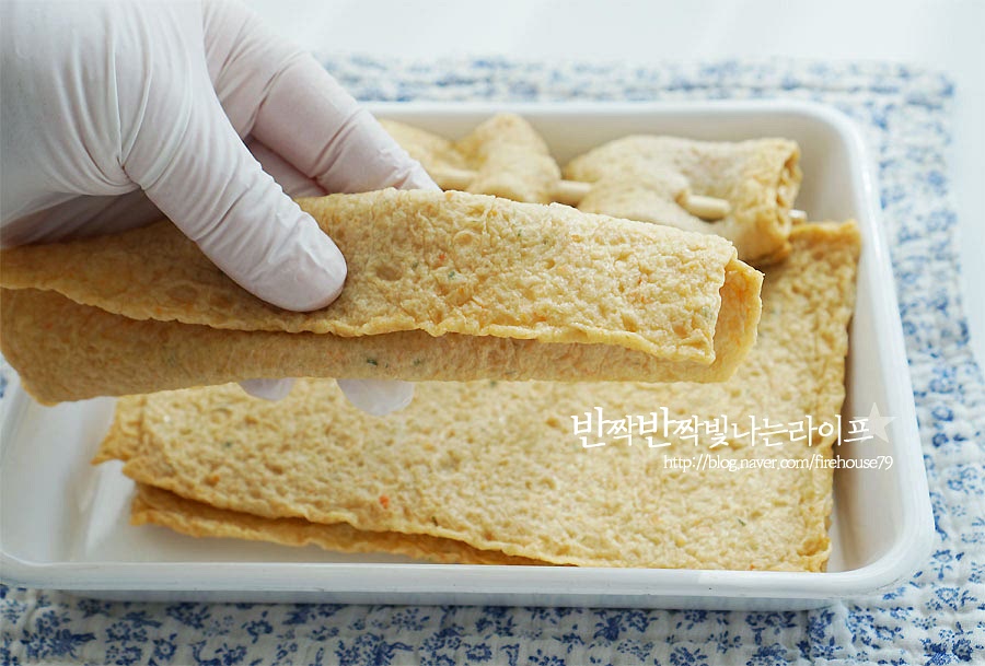 사각어묵은 얇은 걸로 준비해 줍니다. 꼬불이 꼬치는 얇은 게 소스가 잘 스며들어 맛있어요. 어묵을 3등분 하여 접어줍니다. 너무 얇으면 찢어지기 쉬워서 3번 접어 주었어요. 나무 꼬치나 젓가락을 이용해서 먹기 좋도록 끼어주세요. 사각은 역시 꼬불이가 제일이죠^^