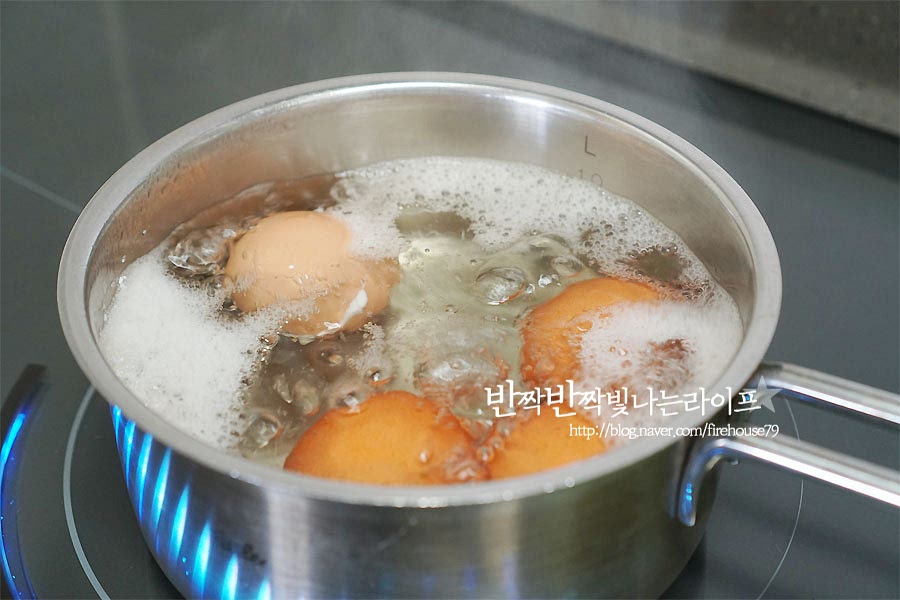 달걀은 소금과 식초를 넣고 12분 삶아줍니다. 물 1L에 다시팩과 대파를 넣어 20분 끓여줍니다. 멸치, 다시마, 무, 황태, 표고가 들어있는 다시팩으로 육수를 우려주었어요. 꽃게가 있다면 국물을 같이 우려 주어도 감칠맛이 정말 잘 어울려요!