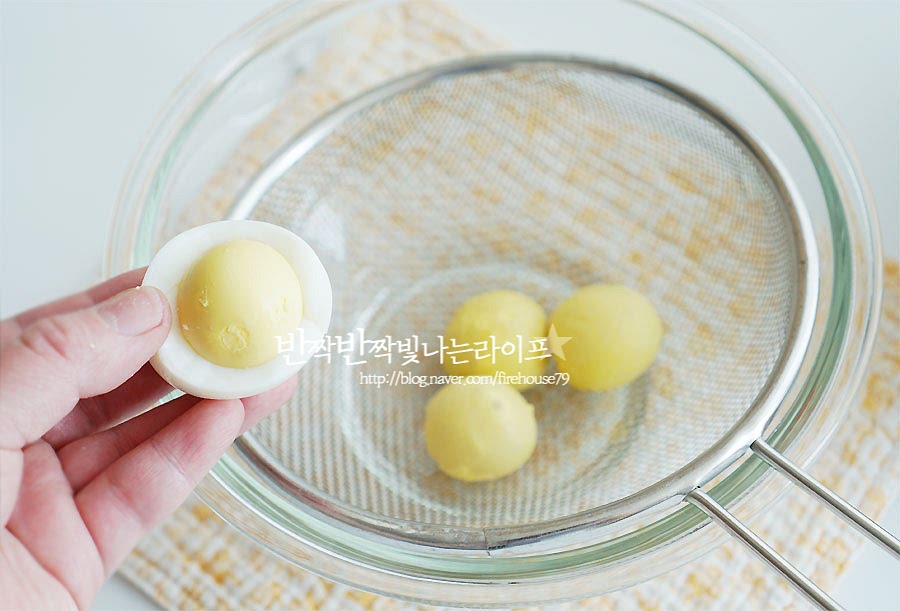 반으로 잘라 노른자와 흰자를 분리해 주어요. 번거롭긴 해도 노른자와 흰자를 분리하여 손질하여 주면 보다 부드럽고 고소한 풍미를 살려줄 수 있어요. 노른자는 체에 내려줍니다. 흰자는 매셔로 으깨어 주었어요. 간편하게 하기 위해 메셔를 사용했는데 칼로 다져주어도 됩니다.