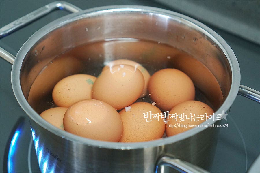 삶은계란을 준비해요. 달걀이 잠길 정도로 냄비에 물을 붓고 소금 1T, 식초 1t를 넣고 삶아주어요. 소금과 식초가 들어가면 나중에 껍질을 벗기기 쉬워요. 끓으면 13~15분 정도 삶아주면 완숙이 된답니다. 완숙란은 바로 찬물에 담가 열기를 식히고 껍질을 벗겨줍니다. 소금과 식초를 넣어주어서 껍질이 스윽 잘 벗겨져요.