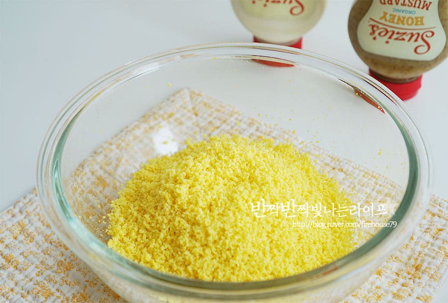 노른자를 먼저 소스에 버무려줍니다. 특유의 비린내를 잡아줄 수 있고, 재료가 보다 크리미하게 어우러져요. 마요네즈 5T, 허니 머스터드 1t 꿀, 소금, 후추 약간을 넣어주어요. *기호에 따라 마요네즈 양을 가감하여 줍니다. 칼로리가 부담스러울 땐 플레인요거트를 약간 넣어주면 마요네즈 양을 줄일 수 있어요. 노른자와 소스 재료를 버무려주었어요. 그리고 흰자를 넣고 고루 섞어줍니다. 분리하여 버무려주면 계란샌드위치 속 재료가 훨씬 부드러워요. 간을 보고 부족한 간을 채워줍니다. 간본다고 하고는 먹게 되지요. 언제 먹어도 질리지 않는 매력덩어리가 삶은계란 샌드위치가 아닌가 싶어요.