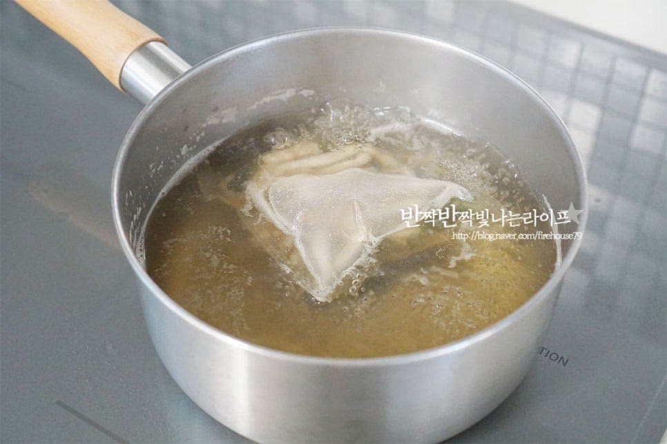 냄비에 물 1L를 넣고 멸치 다시 팩을 넣고 끓여줍니다. 팔팔 끓으면 중불로 낮추어 20분 우려주었더니 대략 800ml 정도의 육수가 만들어졌어요. 냄비에 육수를 붓고 끓으면 된장 2 큰 술을 풀어줍니다. 된장은 염도에 따라 조절하여 간을 맞추어 주세요. 체에 걸러 풀어주시면 국물이 더 깔끔해요. 조금 더 진한 찌개 같은 경우 된장을 그대로 풀어도 좋지만 국을 끓일 때는 곱게 풀어주시면 더 깔끔하게 드실 수 있습니다. 다진 마늘 1/2 큰 술, 침치액 1작은술 같이 넣어줍니다.