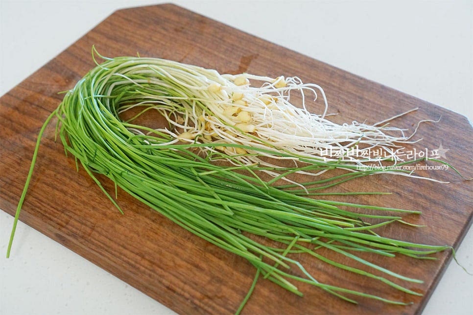 올려놓기만 해도 향긋한 달래는 봄철에 먹음 특유의 알싸함이 입맛을 돋우는데요. 매운맛을 독특한 향이 매력적이며 춘곤증에도 도움이 된다고 하죠. 시든 잎을 다듬고, 알뿌리의 겉껍질을 벗겨 손질하여 줍니다. 물에 흔들어가며 흙먼지를 씻어 털어줍니다. 한입에 먹기 좋도록 2~3cm 길이로 잘라줍니다. 두부는 사방 2cm 크기로 썰고, 애호박은 4등분 하고, 대파는 송송 썰어줍니다. 된장국에 들어가는 재료는 숟가락을 떠먹기 좋게 취향껏 잘라주시면 되어요.