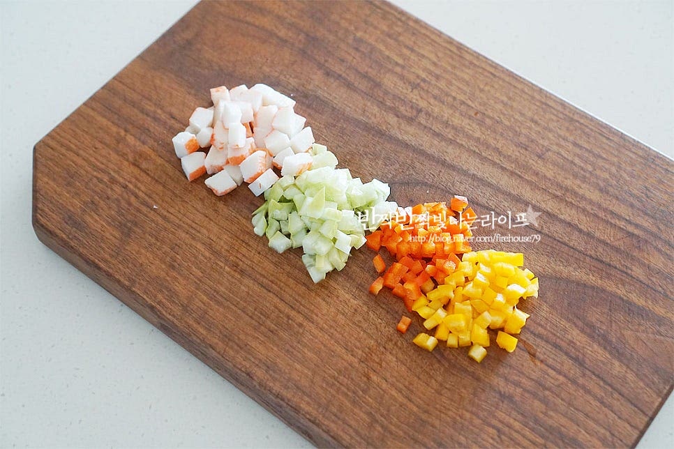 곁들이는 재료는 모두 잘 어우러져 비벼먹을 수 있도록 잘게 썰어 준비해 줍니다. 크래미와 오이, 파프리카는 모두 잘게 썰어줍니다. 깻잎은 반으로 잘라 곱게 채를 썰어주고, 단무지는 김밥용으로 2줄 잘게 썰어주었어요. 꼬들단무지 넣으면 식감이 더 좋아요~ 고기나 햄, 베이컨 같은 든든한 재료가 들어가면 잘 어우러지는데요. 저는 삼겹살이 조금 있어서 잘게 썰어 구워주었어요. 소금, 후추 간을 하여 노릇노릇하게 구워줍니다. 김치는 잘 익은 것으로 준비하여 들기름에 달달 볶아주었어요. 들기름 1 큰 술, 황설탕 약간 넣어 주었는데요. 신맛 정도에 따라 설탕을 가감하여 주시면 됩니다. 김치만 볶아도 벌써 맛있을 것 같아요.