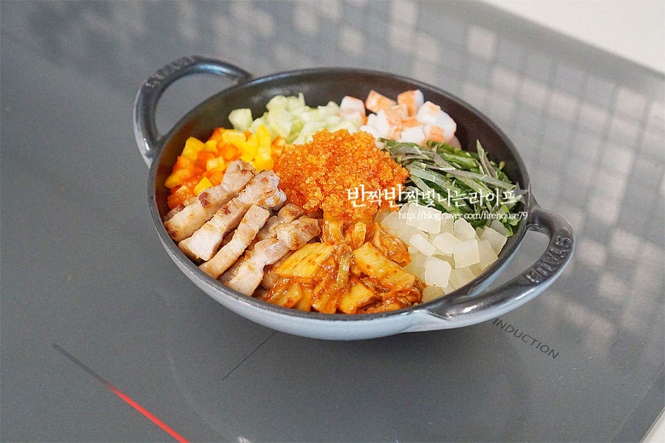 재료를 담은 냄비를 중약불에 올려 5~6분 타닥타닥 익혀줍니다. 화력에 따라 시간은 조절해 주세요. 저는 치즈가 녹을 정도로 6분 정도 약불로 익혀주었어요. 알밥 만들기 뚝배기나 무쇠냄비에 만들어 먹는 내내 뜨끈하니 딱 좋았어요. 재료가 어우러지는 맛도 좋고 기호에 따라 김가루 곁들이면 간도 딱 맞고 맛이 좋아요. 재료가 잘 어우러지게 섞어 드시면 되어요. 영상도 같이 담았어요. 재료를 듬뿍 넣다 보니 양이 1인분을 넘어서 1.5인분 정도 푸짐하게 만들어졌어요. 김치날치알밥 하나로 든든하게 맛보았답니다. 아삭아삭 톡톡 터지는 식감이 맛깔나는 조합이에요. 날치알밥 집에서 맛있게 즐겨보세요^^ 끄읕 !