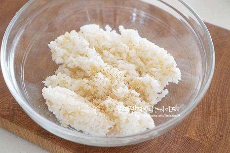 밥은 1공기 넉넉한 양으로 2줄을 만들어 2공기를 준비했습니다. 밥 역시 밑간을 해주면 더욱 맛있죠. 소금 1/4 작은 술, 참기름 1 큰 술 깨소금 약간 넣고 소금이 뭉치지 않게 고슬고슬 섞어줍니다. 맛소금을 넣어도 좋습니다.