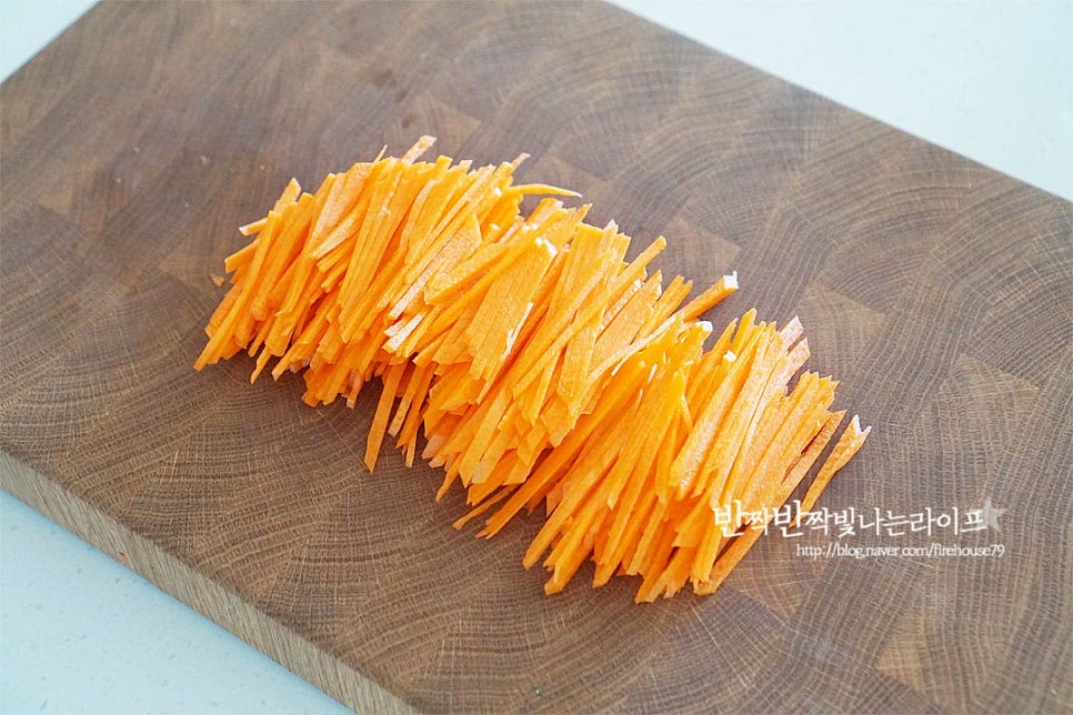 당근은 껍질을 벗긴 뒤 곱게 채를 썰어줍니다. 팬에 식용유를 두르고 채 썬 당근과 소금 한 꼬집을 넣고 볶아줍니다. 전체적으로 속 재료에 간을 해주면 김밥에 넣고 말았을 때 짭조름한 감칠맛이 납니다.