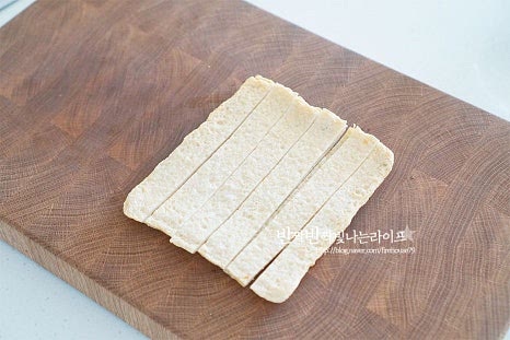 어묵은 다른 재료들과 길이를 맞추어 길게 자르고 햄은 시판용 모양에 맞게 나누어 썰고 맛살은 길게 2등분 해 줍니다. 어묵 길이가 짧고 얇아서 2개를 1줄에 넣어주었습니다. 팬에 어묵과 함께 진간장 1/2 큰 술, 맛술 1/2 큰 술 매실액 1/2 작은 술, 올리고당 1/2 작은 술 물 1 큰 술을 넣고 볶아줍니다. 그대로 익혀서 넣어도 재료의 감칠맛이 있지만 약간의 간장소스에 조리듯이 볶으면 맛이 풍부하게 어우러집니다. 어묵이 볶아지면 덜어 담고 남은 소스에 물 1 큰 술을 더해 햄과 맛살도 졸이듯이 볶아줍니다. 간이 되어있기 때문에 진하게 할 필요 없이 감칠맛을 살려줄 정도로만 볶아줍니다.