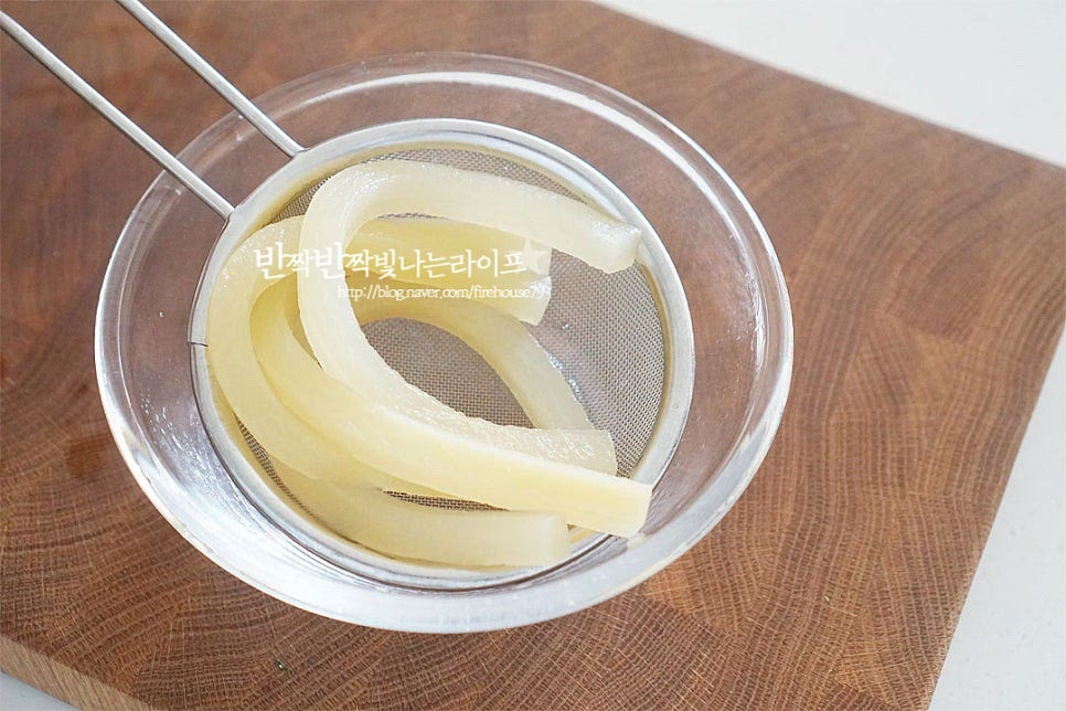 단무지는 체에 밭쳐 물기를 털어줍니다.