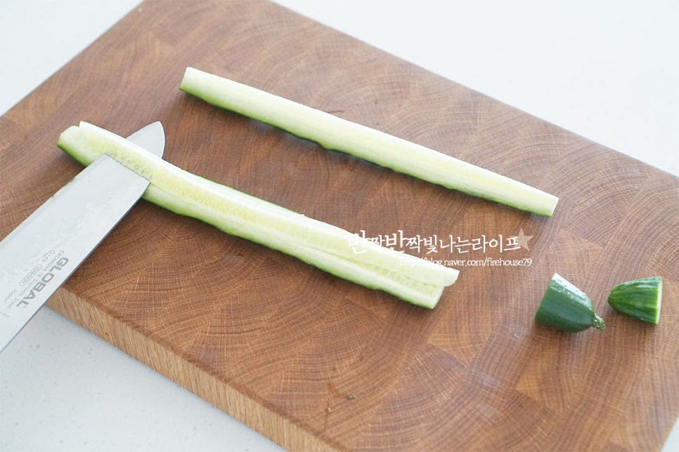 기본 김밥에 들어가는 재료는 햄, 계란지단, 단무지, 맛살, 어묵, 당근 등 다채롭게 넣고 요리할 수 있죠. 집김밥에 들어가는 초록색 야채로 오이나 시금치, 부추를 넣곤 하는데 오늘은 시원하고 개운한 맛의 오이를 준비했습니다. 오이 1/2개를 4등분 한 뒤 가운데 씨와 속을 잘라내어줍니다. 바로 먹는 것은 통째로 만들어도 되지만 물이 생기기 쉬워 제거한 뒤 절였습니다. 두께에 따라 길게 나누어 자르고 쓴맛이 나는 양끝은 잘라줍니다. 소금 1/3 작은 술을 골고루 뿌려 버무린 뒤 10~15분 절여줍니다. 10분 정도 절이니 수분이 빠지면서 아삭하고 적당하게 간이 스며들었어요. 가볍게 헹군 뒤 물기를 제거해 줍니다. 혹시 짜게 간이 되었다면 물에 담가 짠맛을 빼주면 됩니다.