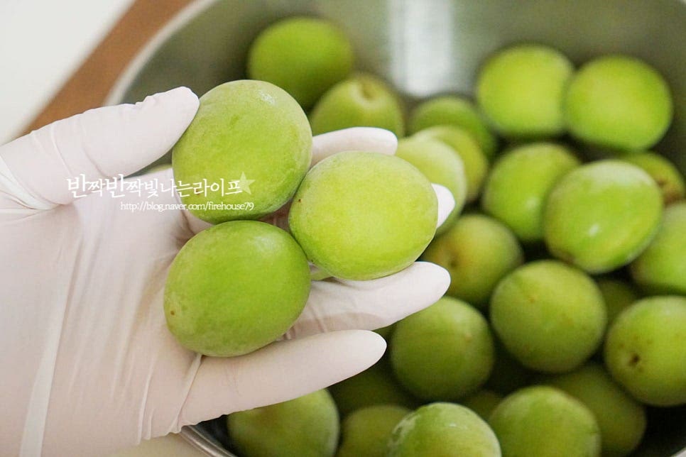 6월 초중순에 나오는 매실 중에서도 한 손에 세 개 정도 쥐어지는 큼직한 크기의 청매실을 준비했습니다. 베이킹소다 또는 식초를 넣고 상처가 생기지 않게 문질러 헹구어 씻어줍니다. 체에 밭쳐 물기를 제거해 줍니다. 물기 없이 건조해줘야 곰팡이가 생기지 않습니다. 건조 후 이쑤시개나 바늘로 꼭지를 제거해줍니다. 꼭지는 쓴맛이 날 수 있어 제거해 주고 세척 후 물기 없이 손질해 주셔야 과육 안으로 물이 들어가지 않습니다.