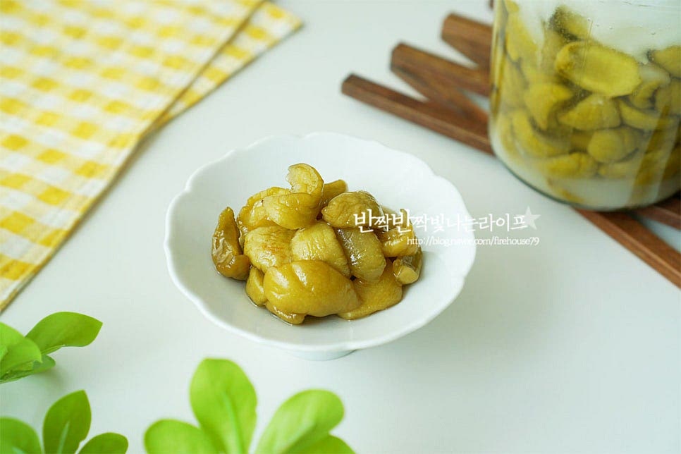 설탕을 두 번에 나누어 넣고 절인 매실장아찌는 7개월 이상 숙성을 해주면 더 맛있습니다. 숙성한 뒤 꺼내어 먹어보면 새콤달콤 입맛을 돋우는 감칠맛과 오독오독 식감이 맛있게 완성된답니다. 영상도 같이 담았어요. 1년 지난 홍쌍리 매실장아찌를 꺼내어보니 아직도 아삭아삭 식감도 좋고 맛있는 감칠맛이 납니다. 고기 먹을 때 곁들여도 좋고 고추장 양념에 버무려 밥반찬으로 먹어도 맛있어요. 제철 청매실이 나올 때 미리 만들어두면 내내 든든한 밑반찬이 되는 장아찌로 2차로 나누어 숙성 절임하여 맛과 식감을 살려 만들어드세요. 끄읕 !