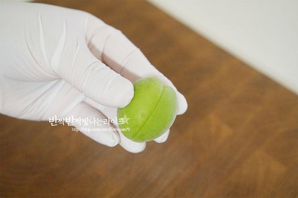 씨를 제거하고 과육을 분리해 한입에 먹기 좋게 조각내어 줍니다. 꼭지에서 배꼽 사이로 길게 선이 보입니다. 그 선을 따라서 칼집을 넣어주는데요. 크기에 따라 6쪽으로 나누어줍니다. 크기가 큰 것은 8등분을 해주세요. 칼집을 따라 순서대로 조각내어줍니다. 사과를 깍듯이 해주면 손쉽게 씨를 분리할 수 있으며 한입에 먹기 좋은 크기가 됩니다.