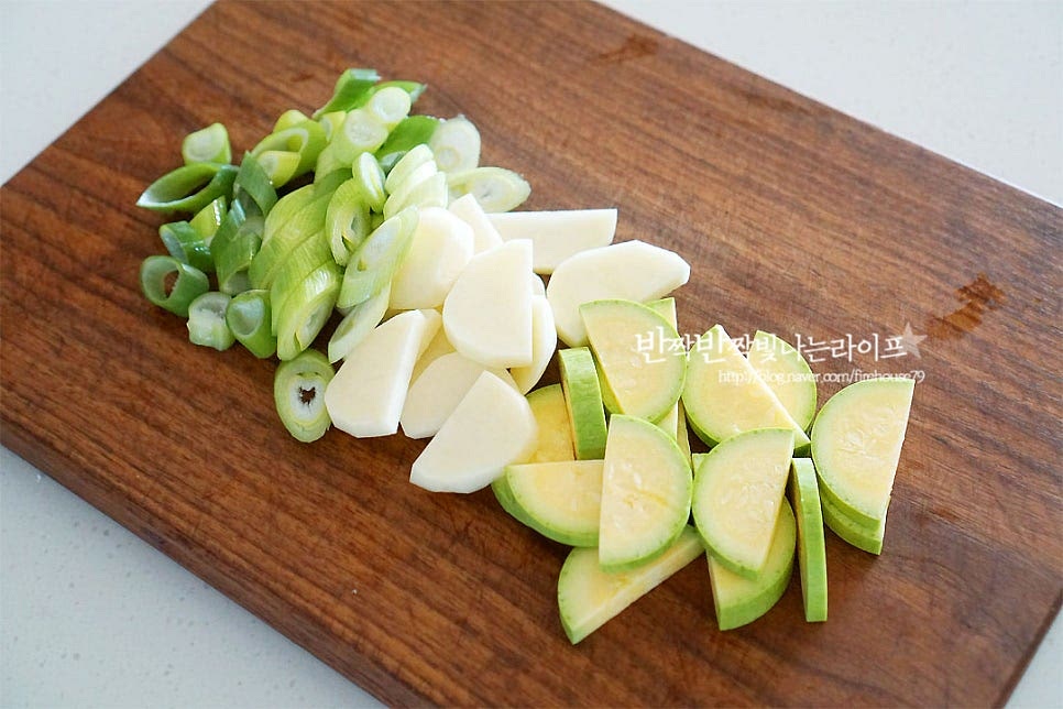 애호박과 감자는 반달로 썰고, 대파와 고추는 어슷 썰어줍니다. 기본으로 애호박이나 감자, 대파, 양파, 버섯 등 취향껏 넣어주시면 되며 조금 더 매콤하게 드시고 싶다면 고추를 넣어주시면 됩니다. 김치는 김칫소를 덜어내고 한입에 먹기 좋게 가위로 잘라주었어요. 잘 익은 것이어야 더 깊은 감칠맛이 나요.