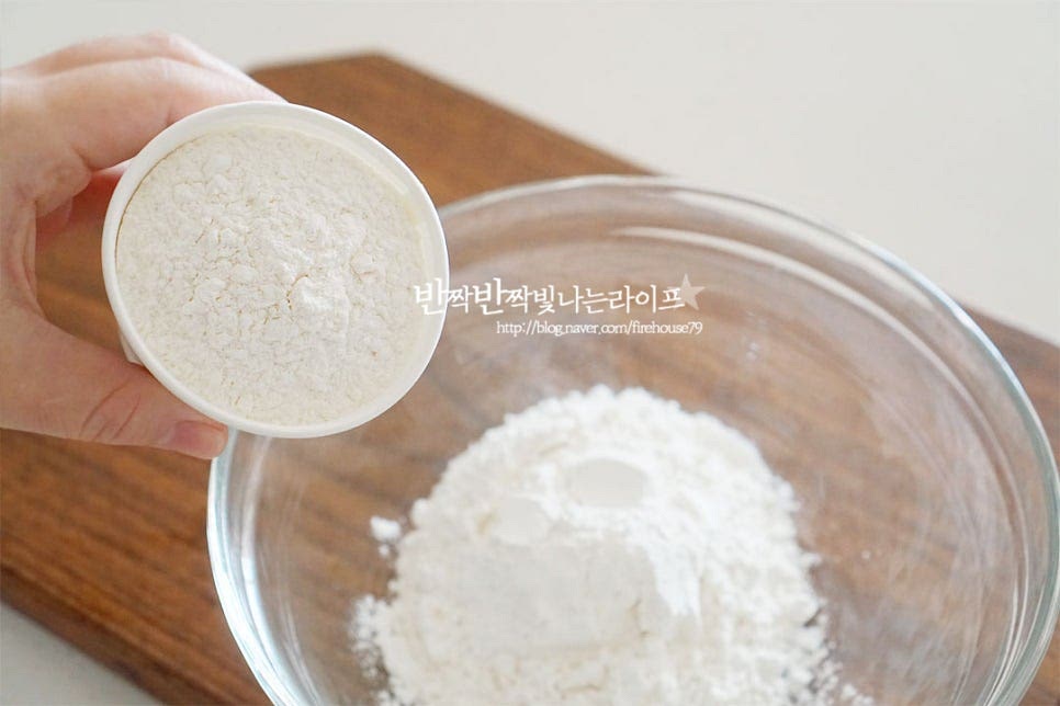 수제비 반죽만들기 부터 시작해요. 숙성하는 시간이 있기 때문에 가장 먼저 준비해 줍니다. 먼저 볼에 밀가루 2컵 부어줍니다. 기본적인 밀가루 반죽인데요. 요즘은 시중에 수제비용가루가 따로 있어 기호에 따라 그걸 활용해 주셔도 좋아요. 식용유 1/3 큰 술 넣어줍니다. 식용유를 넣고 치대어주면 쫄깃쫄깃한 식감이 더 좋아요. 소금 한 꼬집 넣어 간을 하고 물을 넣어 농도를 맞추어줍니다. 처음부터 손으로 치대지 않고 숟가락이나 주걱으로 섞어준 뒤 뭉쳐지면 한 덩어리로 치대어주시면 손에 묻지 않고 농도를 조절하기도 편해요. 한 번에 물을 다 넣으시지 말고 가루에 따라 물의 양을 맞추어 주시면 됩니다. 너무 되직하지도 않고 너무 묽지도 않은 말랑말랑한 정도의 농도로 치대어주시는 게 중요합니다. 더 찰진 식감으로 만드는법 바로 숙성해 주는 것인데요. 비닐팩에 담아 공기를 뺀 뒤 냉장고에서 30분 정도 숙성하여 줍니다. 적어도 10분 정도 숙성해 주셔야 식감이 더 쫀쫀해요~