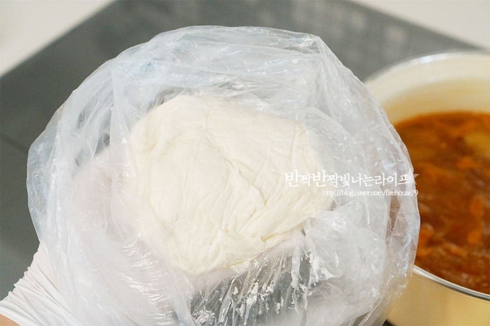 냉장고에 넣어둔 반죽을 꺼내어 먹기 좋게 뜯어 넣어줍니다. 만져보면 부드럽고 찰기가 있어요. 얇게 펼쳐준 뒤 한입에 먹기 좋게 뜯어주시면 됩니다. 크기가 두께는 취향껏 넣어주시면 되는데요. 얇게 뜯어 넣으면 간이 더 잘 스며들어요. 서로 붙지 않도록 가볍게 저어 끓여줍니다. 고춧가루 1 큰 술 듬뿍, 국간장 1½ 큰 술 참치액(액젓) 1 큰 술, 다진 마늘 2/3 큰 술 넣어 간을 해줍니다. 혹시 부족한 간은 나중에 소금으로 해주세요. 양념재료와 함께 애호박도 넣고 같이 끓여줍니다. 재료가 모두 익으면 대파와 고추를 넣어 마무리해요. 뜨끈하고 매콤한 국물이 생각날 때 김치수제비 한 그릇 어떠세요. 쫄깃하게 씹히는 식감과 시원칼칼한 국물 맛이 맛나답니다. 영상도 같이 담았어요. 김치를 넣어 얼큰한 국물 맛과 입맛 당기는 감칠맛 가득한 한 그릇 맛과 식감이 가득해요. 얼큰 수제비 만들기 맛있게 만들어 드세요^^ 끄읕 !