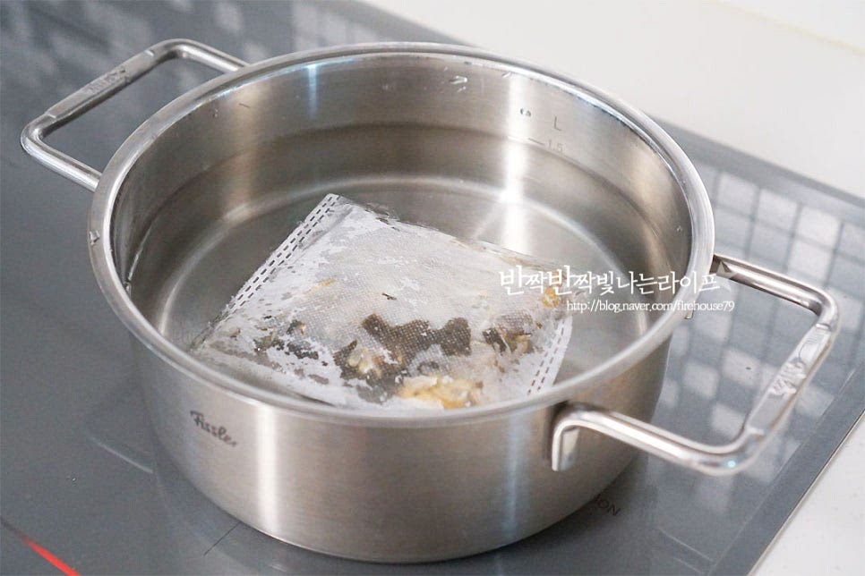 멸치 다시마 육수를 준비해 주시면 되는데요. 다시팩을 활용하여 육수를 우렸어요. 냄비에 물 1.2L 정도 붓고 다시팩과 무 한 조각, 대파 1/2대를 넣고 20분 정도 우려주었어요. 다시팩 대신 멸치 12마리, 다시마 한 조각 건새우와 건표고를 넣고 우리셔도 됩니다. 육수가 우러나면 건더기는 건져내고 감자를 먼저 넣어줍니다. 김치도 먼저 같이 넣어주어요. 감자는 익히는 데 시간이 걸리고 김치도 잘 익어야 더 깊은 맛이 나요~ 감자와 김치를 넣고 7~8분 정도 끓여주었어요.