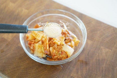 배추는 깔끔하게 소를 덜어내고 한입에 먹기좋게 잘게 송송 썬 뒤 몇 가지 양념재료를 더해주는데요. 참치액 1 작은 술, 황설탕 2/3 작은 술 고춧가루 2/3 작은 술, 다진 마늘 1/2 작은 술 참기름 1 큰 술, 통깨 약간 넣어줍니다. 익은 정도와 신맛, 짠맛에 따라 너무 짜지 않게 감칠맛 살려 간을 해주는데요. 집집마다 맛이 다른 배추김치에 설탕과 액젓을 조절하여 단맛과 짭조름한 정도를 맞추어주세요. 맛있게 버무려 줍니다. 한입 먹어보면 배추의 아삭함과 매콤 달콤한 감칠맛이 적당하게 어우러져 개운하게 먹기 좋답니다.