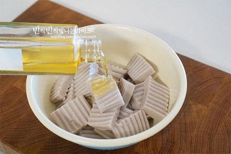 넉넉한 크기의 볼에 묵을 넣고 참기름 1/2 큰 술, 김가루 약간 넣어줍니다. 조미 김가루로 간이 되어있어 따로 소금 간은 첨가하지 않았는데 간을 보고 부족하다면 소금 약간 더해주세요. 메밀묵이 부서지지 않도록 살살 버무려 무쳐줍니다. 이대로만 먹어도 담백 고소하게 맛있어요. 쪽파도 같이 곁들여주세요. 김치무침을 같이 넣고 무침을 완성해도 되지만 메밀묵무침을 겉으로 둘러 담은 뒤 가운데 김치를 올려 푸짐하게 담아주면 보다 근사하게 맛보실 수 있습니다. 고소한 풍미를 살린 메밀묵무침은 차갑게 만들어 김치무침과 먹음 매콤 개운한 감칠맛이 맛있게 어우러진답니다. 영상도 같이 담았어요. 양념간장에 찍어 먹는 묵요리도 좋아하지만 고소하게 버무린 메밀묵 묵무침은 먹을수록 구수한 메밀향이 진하답니다. 추운 겨울 시원하게 먹는 맛이 별미인 메밀묵무침 만드는 법 맛있게 요리해드세요. 끄읕 !