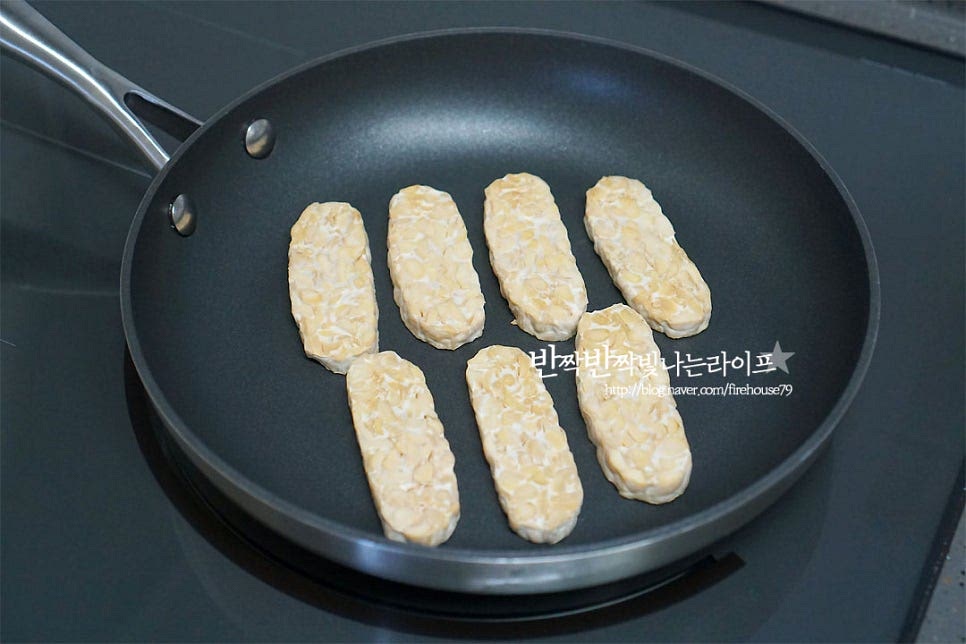 달군 팬에 노릇노릇 구워줍니다. 간이 되어있지 않기 때문에 소금 약간 뿌려줍니다. 소금으로 간을 하여 주면 담백 고소함이 더 느껴지는데요. 기본적으로 간이 되어있지 않아 간장에 조려도 맛이 좋을 것 같아요. 노릇노릇하게 구워주면 특유의 고소함이 더 느껴지는 것 같아요. 샐러드와 함께 그릇에 담아줍니다. 발사믹드레싱 곁들여 주었어요. 신랑 입맛에는 간을 하지 않으면 밋밋하다고 하는데 제 입에는 씹을수록 고소한 풍미가 느껴지더라고요. 비건요리로 간단하게 만들어 먹기도 괜찮은 것 같아요. 영상도 같이 담았어요. 샐러드에 고소하고 담백한 맛과 콩의 영양까지 챙긴 채식식단으로 챙겨드셔도 좋을 것 같아요. 맛있게 챙겨 드세요^^ 끄읕 !