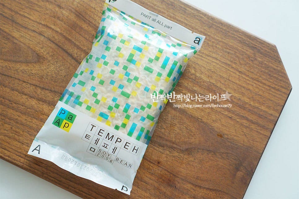 네이버 검색을 해보았을 때 가장 먼저 보이는 것을 맛보았는데요. (내돈내산) 우리 콩으로 만든 것이라고 해요. 처음 접했을 땐 호기심이 절반 정도였어요~ 포장지를 뜯어보면 말 그대로 콩 덩어리가 들어있어요. 육안으로 보기에도 '콩' 느낌이죠. 발효식품이라고 하지만 향이 강하거나 하지 않고 오히려 구수한 게먹기에 부담이 없어요. 맛을 보면 특별한 간이 없이 재료 본연의 맛이 느껴져 생각보다 밋밋하다는 느낌이 든답니다. 모양 그대로 먹기 좋도록 슬라이스하여 줍니다. 단면을 보면 콩이 그대로 콕콕 눈에 보인답니다. 우리가 보통 건강 식단이라고하면 빠질 수 없는 게 고단백 콩인데요. 그래서 더 챙겨 먹기는 괜찮은 것 같아요.