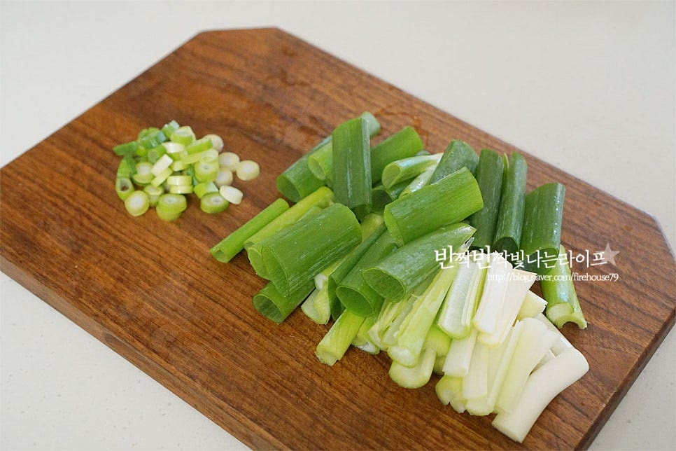 대파육개장 스타일로 대파는 아주 넉넉히 준비해 줍니다. 달큰한 대파는 시원한 풍미를 깊게 해준답니다. 대파 2대는 5cm 길이로 큼직하게 썰고, 1/3대는 고명으로 올려줄 것으로 송송 썰어줍니다. 표고버섯은 0.4cm 두께로 슬라이스하고. 느타리버섯은 먹기좋게 손으로 찢어줍니다. 숙주는 서너 번 헹구어 씻은 뒤 물기를 털어 줍니다. 소고기는 불고기용으로 준비하여 핏물을 가볍게 제거한 뒤 한입에 먹기 좋게 썰어줍니다. 불고기용 고기로 만들면 국물이 더 잘 우러납니다. 고기 양을 조금 더 넉넉히 넣고 싶어 저는 100g 정도 추가해 주었습니다.