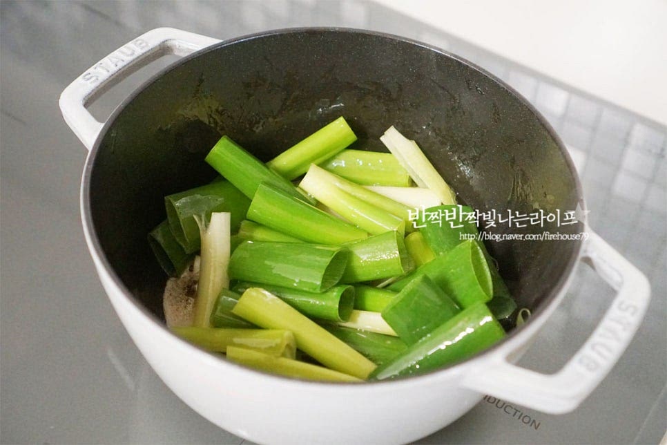 냄비에 참기름 6 큰 술, 식용유 2 큰 술 넣고 길게 선 대파 2대를 먼저 넣고 센 불에서 볶아줍니다. 속성으로 육개장 끓이는법으로 대파로 고추기름을 내어 진한 국물을 만들어준답니다. 대파가 나른하게 반 정도 숨이 죽으면 소고기를 먼저 넣고 핏기가 없도록 볶아줍니다. (소고기 넣은 사진은 생략되었습니다.) 고기 겉면이 익으면 고춧가루 3 큰 술 넣고 볶아줍니다. 눌어붙지 않게 저어가며 볶다 보면 고추기름이 나옵니다.