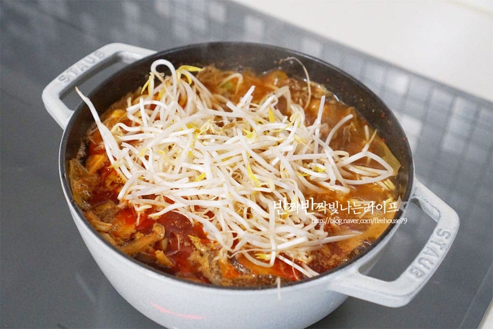 국물이 끓어오를 때 숙주를 넣어줍니다. 버섯과 숙주 이외에 토란대나 고사리 등을 넣어도 좋습니다. 국물이 다시 끔 끓어오르면 꽃소금을 넣어 간을 맞추어줍니다. 파는 맛을 내고 싶다면 MSG를 추가해 주시면 된다고 해요. 저는 육수로 끓여서 넣지 않아도 되었습니다.