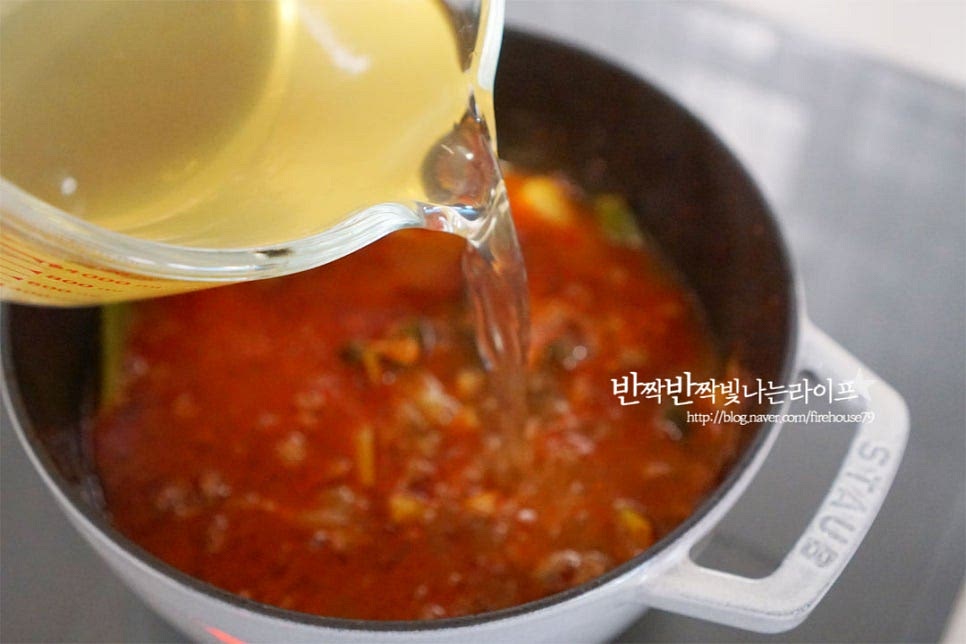 물 또는 육수 1080ml를 부어줍니다. 감칠맛 더해주고 싶어 멸치 다시마 육수를 우려 넣었습니다. 육수 또는 사골국물 넣으셔도 좋아요. 육수를 붓기만 해도 국물이 진해 보이죠~ 국간장 60ml, 간 마늘 1½ 큰 술 간 생강 약간을 넣어줍니다. 표고버섯과 느타리버섯도 넣어준 뒤 강불로 한소끔 끓여줍니다.