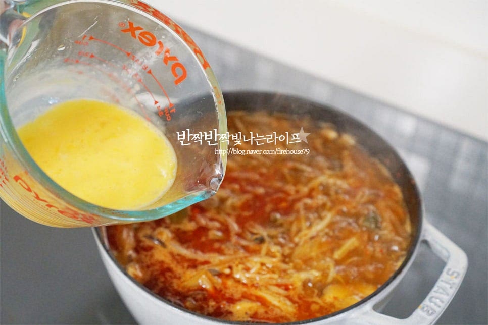 파르르 끓는 상태로 달걀물을 가장자리로 둘러 넣어줍니다. 옵션 재료인 불린 당면도 넣으신다면 달걀을 넣기 전에 넣어주세요. 당면은 30분~1시간 이상 충분히 불려주셔야 해요. 저는 당면은 생략했습니다. 달걀물은 젓지 않고 익혀준 뒤 마무리해요. 그릇에 소고기육개장을 담은 뒤 고명으로 자른 대파와 후춧가루를 톡톡 뿌려줍니다. 영상도 같이 담았어요. 대파를 듬뿍 넣고 고추기름을 내어 만들어 얼큰하고 시원한 국물 맛과 푸짐한 건더기의 식감이 맛있어요. 보시는 것처럼 만드는 과정이 간단하여 저녁 메뉴로 후다닥 만들기도 좋답니다. 백종원 육개장 끓이는법 초간단 레시피로 맛깔나게 요리해보세요^^ 끄읕 !