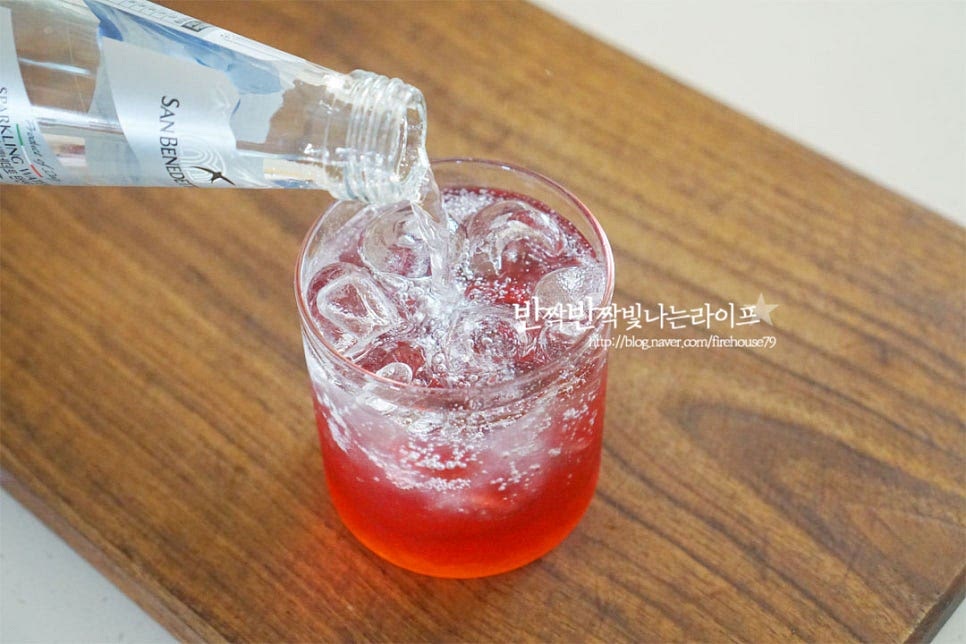 탄산수를 부어줍니다. 청으로 에이드 만들기 간단한 게 따로 설탕이나 시럽을 넣을 필요 없이 농도를 보아가며 희석해 주시기만 하면 됩니다. 조금 더 맛나게 맛보기 위해 냉동과일과 허브 약간 곁들여 주었습니다. 건오미자나 레몬이 있다면 넣어주셔도 좋을 것 같아요. 빨간 색감이 여름음료의 청량감을 더 진하게 느끼게 해주는 것 같아요~ 영상도 같이 담았어요. 새콤달콤 오미자 과육의 상큼함이 가득 담겨 더운 날 마시면 시원하게 좋아요. 따뜻한 차로 마셔도 좋지만 톡톡 터지는 탄산수와 함께 마시면 청량감이 더 맛있답니다. 오미자에이드 만들기 시원하고 맛있게 만들어 드세요^^ 끄읕 !