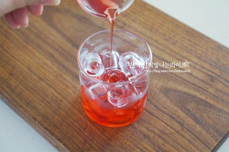 오미자청 50ml 정도 부어줍니다. 앞서 말씀드린 것과 같이 얼음양이 많으면 양을 넉넉하게, 그렇지 않다면 줄여서 넣어주세요. 얼음 없이 물과 희석할 때는 4~5배 정도로 잡아주시면 됩니다.