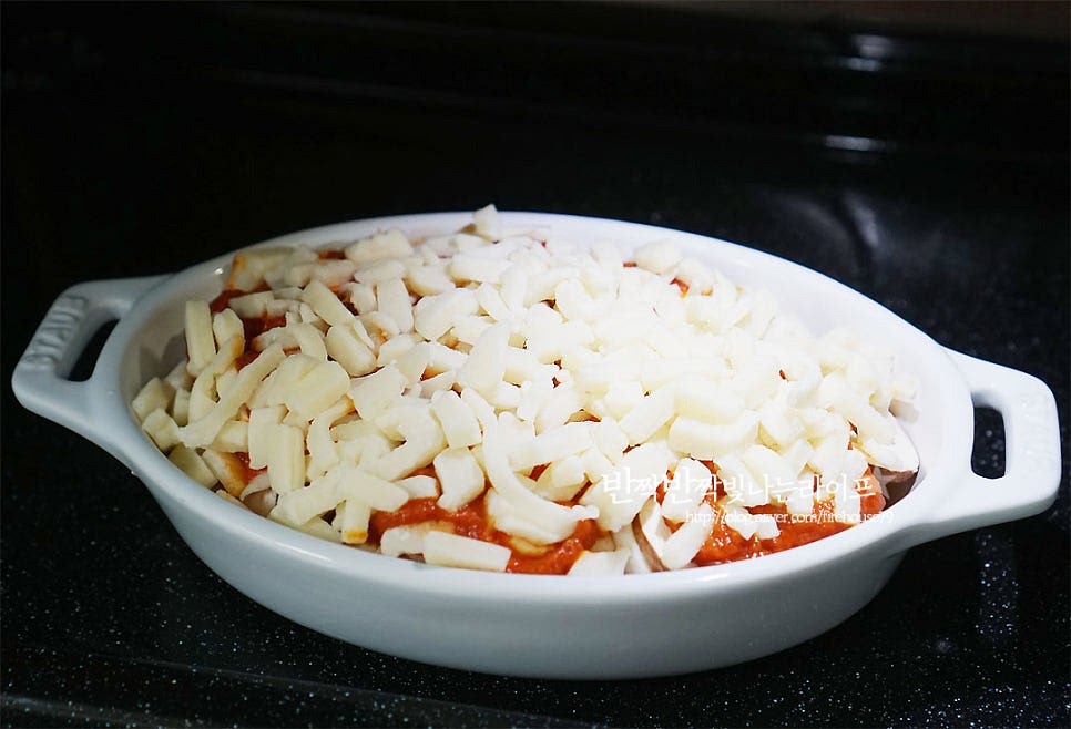 전자렌지에 넣고 3분 정도 먼저 익힌 뒤 익은 정도를 보고 2분 정도 추가해 주었어요. 마지막 토핑이 익으면 완성입니다. 잘 익으면 파슬리가루 톡톡 뿌려 맛있게 먹기만 하면 되어요. 뜨거울 때 호호 불어가며 먹으면 부들부들한 식감 사이로 쫄깃하고 고소한 풍미가 좋아요. 담백한 영양과 맛을 동시에 맛볼 수 있답니다. 요리 영상을 같이 보시면 보다 쉽게 만들어 드실 수 있답니다. 순두부요리는 부드러운 식감으로 찌개, 탕, 국, 계란찜 등 다양하게 즐겨먹기 좋은데요. 양식 스타일로 토마토소스 곁들여 먹음 이게 또 별미랍니다. 순두부 그라탕 만들기 재료부터 완성까지 누구나 손쉽게 만들 수 있을 뿐만 아니라 부드럽게 어우러지는 맛은 부담스럽지 않으면서도 속까지 든든하답니다. 맛있게 만들어 드세요^^ 끄읕 !